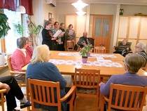 Laulamassa Aili, Simo, Anneli, Riitta, Kalevi ja Aino, Paavo säestää.