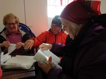 emännät huolehtivat talkooevästä tarjolle