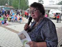 Varapuheenjohtaja juontamassa 2016 kotiseutuviikon toripäivän ohjelmaa.