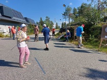 Kaisu tarkkana tikkojen kanssa