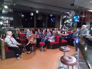 karaokea iltasella, melkein kaikki kävivät laulamassa yksin, kaksin tai porukalla