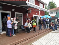 kuoro esiintyy